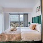 & Town Centre View - Free Parking - 1 Minute To Transport Links - Sleeps 5 * Manchester