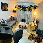 Luxury 2-bed Apartment,office With Built-in Tv King Bed, Private Entrance And Free Parking