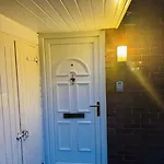 Air Conditioned Luxury 2-bed Apartment,office With Built-in Tv King Bed, Private Entrance And Free Parking Manchester