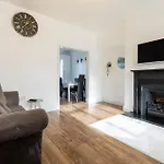 Free Parking, Large House For Contractors & Families, Sleeps 6, 15mins To Centre Apartmán