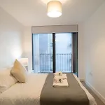 Bright 1 Bed In W Balcony