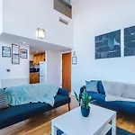 Modern 2br Flat For 4 Full Kitchen Apartment