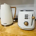 Luxury 2-bed Apartment,office With Built-in Tv King Bed, Private Entrance And Free Parking Manchester