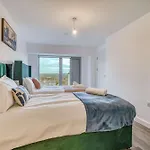 The Trafford Centre - View - Close To Airport - Sleeps 6 * Manchester