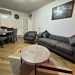 Apartmán Luxury 2-bed Apartment,office With Built-in Tv King Bed, Private Entrance And Free Parking