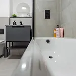 2 Bedroom - Old Trafford - Balcony - Free Parking