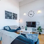 Modern 2br Flat For 4 Full Kitchen