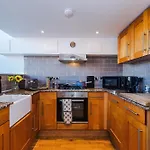 شقة Modern 2br Flat For 4 Full Kitchen *