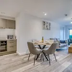 The Trafford Centre - View - Close To Airport - Sleeps 6