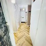 Air Conditioned Luxury 2-bed Apartment,office With Built-in Tv King Bed, Private Entrance And Free Parking Apartment *