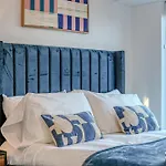 The Trafford Centre - View - Close To Airport - Sleeps 6 *
