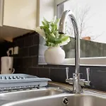 Free Parking, Large House For Contractors & Families, Sleeps 6, 15mins To Centre Manchester