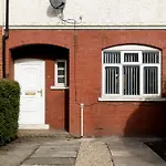 Free Parking, Large House For Contractors & Families, Sleeps 6, 15mins To Centre Apartmán