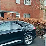 Apartmán Luxury 2-bed Apartment,office With Built-in Tv King Bed, Private Entrance And Free Parking