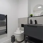 2 Bedroom - Old Trafford - Balcony - Free Parking