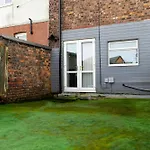 Apartment Free Parking, Large House For Contractors & Families, Sleeps 6, 15mins To Centre Manchester