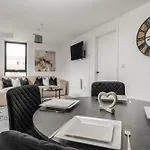 Апартаменты 2 Bedroom - Old Trafford - Balcony - Free Parking Манчестер