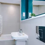 Modern Spacious Sleeps 5 Free High-speed Wi-fi