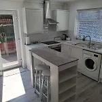 Cosy 2-bed House In Prázdninový dům *