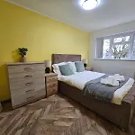 Near Old Trafford Modern 4br House For 7 Guests Prázdninový dům Manchester