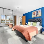 Дом отдыха Luxury 4 Bed Home, Garden, Parking, 3 Baths *