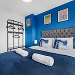 Luxury 4 Bed Home, Garden, Parking, 3 Baths *