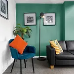 Luxury 4 Bed Home, Garden, Parking, 3 Baths