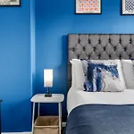 Luxury 4 Bed Home, Garden, Parking, 3 Baths *