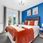 Luxury 4 Bed Home, Garden, Parking, 3 Baths Holiday home Manchester