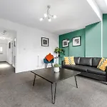 Luxury 4 Bed Home, Garden, Parking, 3 Baths *