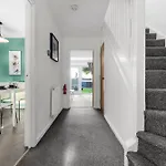 Дом отдыха Luxury 4 Bed Home, Garden, Parking, 3 Baths