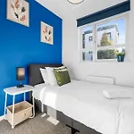 Дом отдыха Luxury 4 Bed Home, Garden, Parking, 3 Baths Манчестер