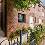 Luxury 4 Bed Home, Garden, Parking, 3 Baths