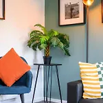 Luxury 4 Bed Home, Garden, Parking, 3 Baths