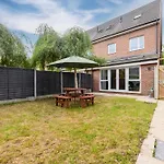 Дом отдыха Luxury 4 Bed Home, Garden, Parking, 3 Baths Манчестер