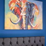 Luxury 4 Bed Home, Garden, Parking, 3 Baths *