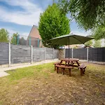 Luxury 4 Bed Home, Garden, Parking, 3 Baths Manchester