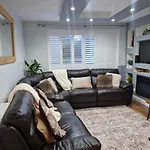 Sleeps 5 - Free Parking Wifi Near Airport &