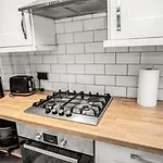 Family-friendly With Free Parking And Workspace Manchester