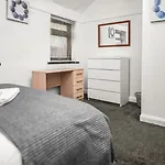 Vila Family-friendly With Free Parking And Workspace