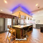 5br W Jacuzzi Parking Gar… Prázdninový dům Manchester