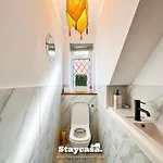 5br Jacuzzi, Garden & Parking Manchester