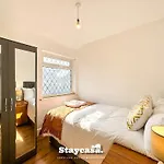 5br Jacuzzi, Garden & Parking Manchester