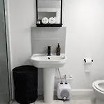 Modern With Private Entrance ゲストハウス