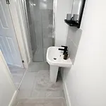 Modern With Private Entrance Гостевой дом *