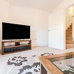 Family-friendly 4-bedroom House In Moston With Parking And Garden Manchester