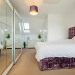 Family-friendly 4-bedroom House In Moston With Parking And Garden Prázdninový dům