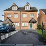 Family-friendly 4-bedroom House In Moston With Parking And Garden