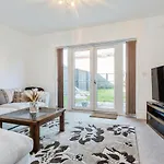 Family-friendly 4-bedroom House In Moston With Parking And Garden Hébergement de vacances Manchester