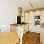Family-friendly 4-bedroom House In Moston With Parking And Garden Hébergement de vacances